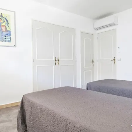 Lovely One Bedroom Colony Apartment *